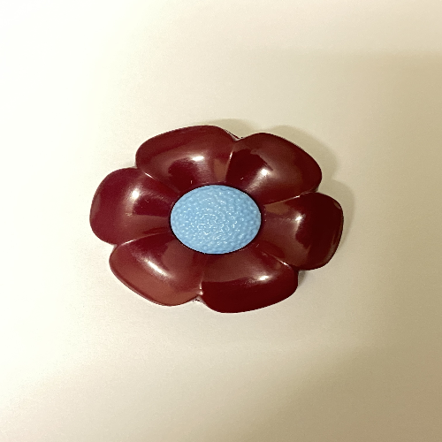 Daisy Button 44L x 5 Maroon With Light Blue Centre