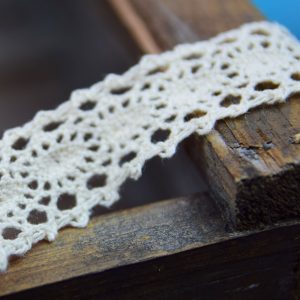 1" Cotton Lace Natural 25 Mtr Card - Click Image to Close